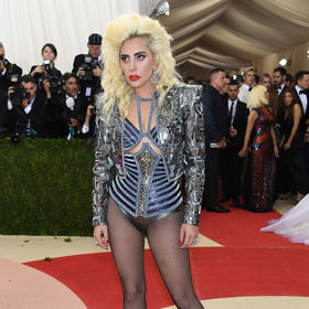  

Na Met Gala v roce 2016. V rámci tematického večera zahájení výstavy „Manus X Machina: Móda ve věku technologií“ si Gaga vzala sako a korzet od ateliéru Versace. Byť její outfit nepatřil k těm nejvýraznějším, Annu Wintour to neodradilo od toho, aby zpěvačce o tři roky později předala hostující štafetu akce.  

 

