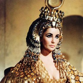 Elizabeth Taylor – Kleopatra, 1963
65 kostýmů Elizabeth Taylor pro tento film stálo téměř 195 tisíc dolarů. Jednalo se tak o největší množství kostýmů i celkový rozpočet na jednu roli v historii filmu. Plášť zlatých šatů Kleopatry byl ručně zdoben tenkými proužky zlaté kůže pokryté 24 karátovým zlatem. V roce 2012 byl zlatý plášť vydražen za skoro 60 tisíc dolarů. Tvůrci kostýmů Irene Sharaff a Vittorio Nino Novares dostali za tento film Oscara.
Elizabeth Taylor – Kleopatra, 1963
65 kostýmů Elizabeth Taylor pro tento film stálo téměř 195 tisíc dolarů. Jednalo se tak o největší množství kostýmů i celkový rozpočet na jednu roli v historii filmu. Plášť zlatých šatů Kleopatry byl ručně zdoben tenkými proužky zlaté kůže pokryté 24 karátovým zlatem. V roce 2012 byl zlatý plášť vydražen za skoro 60 tisíc dolarů. Tvůrci kostýmů Irene Sharaff a Vittorio Nino Novares dostali za tento film Oscara.