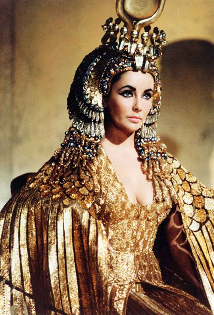  

Elizabeth Taylor – Kleopatra, 1963 

65 kostýmů Elizabeth Taylor pro tento film stálo téměř 195 tisíc dolarů. Jednalo se tak o největší množství kostýmů i celkový rozpočet na jednu roli v historii filmu. Plášť zlatých šatů Kleopatry byl ručně zdoben tenkými proužky zlaté kůže pokryté 24 karátovým zlatem. V roce 2012 byl zlatý plášť vydražen za skoro 60 tisíc dolarů. Tvůrci kostýmů Irene Sharaff a Vittorio Nino Novares dostali za tento film Oscara. 
