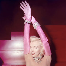 Marilyn Monroe – Gentlemen Prefer Blondes, 1953
Hudební číslo Marilyn Monroe „Diamonds Are a Girl's Best Friend” známe všichni. Stalo se natolik populárním, že jej zpěvačka Madonna reinkarnovala ve svém klipu Material Girl. Růžová róba pro film „Muži mají radši blondýnky” byla vytvořena Williamem Travillaem. Považuje se za nejdůležitější kostým filmové historie a jeho cena se dnes odhaduje na 370 tisíc dolarů.
Marilyn Monroe – Gentlemen Prefer Blondes, 1953
Hudební číslo Marilyn Monroe „Diamonds Are a Girl's Best Friend” známe všichni. Stalo se natolik populárním, že jej zpěvačka Madonna reinkarnovala ve svém klipu Material Girl. Růžová róba pro film „Muži mají radši blondýnky” byla vytvořena Williamem Travillaem. Považuje se za nejdůležitější kostým filmové historie a jeho cena se dnes odhaduje na 370 tisíc dolarů.