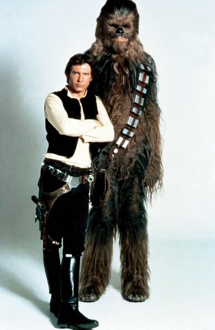  

Han Solo a Chewbacca 

Han a Chewie jsou součástí našich životů od prvního filmu Star Wars, který byl na filmová plátna uveden v roce 1977. Během desetiletí, která následovala, jsme mohli sledovat vývoj jejich vztahu v pokračováních "Solo: Příběh Star Wars" či "The Force Awakens". Během třiceti let následujících po „Návratu Jediho“ zůstali Han a Chewie nablízku až do samého konce. I když Han Solo může možná tvrdit, že není nikomu loajální, pro svého přítele má slabost.
