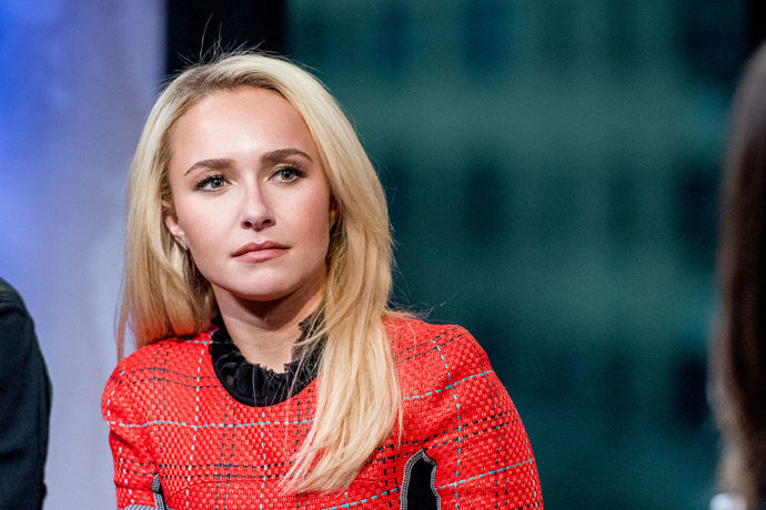  

Hayden Panettiere

„Osobně jsem byla svědkem odvahy ukrajinského lidu, který tak tvrdě bojoval za svou nezávislost a v průběhu let pokračoval ve vášnivé obraně své země," napsala na sociální síti herečka Hayden Panettiere, která má dceru s bývalým ukrajinským mistrem světa v těžké váze Vladimirem Kličkem, který nyní za Ukrajinu bojuje. „To, co Putin dělá, je absolutní ostuda! Tento děsivý okamžik v historii vysílá strašlivou zprávu, že v roce 2022 je v pořádku porušovat práva svobodných lidí a dovolit autokratům, jako je Putin, aby si vzali, co chtějí. Modlím se za svou rodinu, přátele i všechny, kteří tam bojují. Přeji vám více podpory a žádám ty z nás, kteří tam nemůžeme být, abychom stáli bok po boku v solidaritě s lidmi na Ukrajině a ukázali svou podporu demokracii,“ dodala. 
