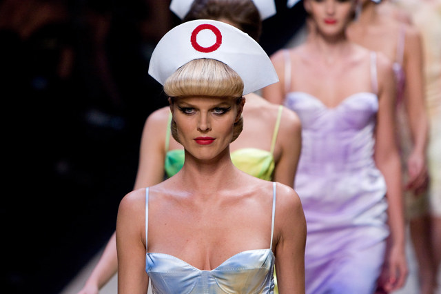 Modelka Eva Herzigová na přehlídce Louis Vuitton jaro léto 2008 na Paris Fashion Week v roce 2007
Modelka Eva Herzigová na přehlídce Louis Vuitton jaro léto 2008 na Paris Fashion Week v roce 2007