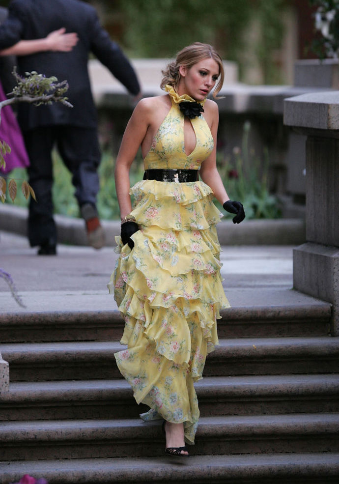  

Blake Lively – Gossip Girl

„Wow” momentů bylo v tomto slavném seriálu opravdu mnoho. Všechny kostýmy pro tento seriál sestavil Eric Daman, který na začátku své kariéry působil jako stylista. V roce 2001 ho najala sama Patricia Field coby kostýmového asistenta do seriálu Sex and the City, kde pracoval přímo na outfitech pro Sarah Jessicu Parker. Šaty pro Serenu Van Der Woodsen v podání Blake Lively ve skutečnosti pocházely z přehlídky Ralpha Laurena, a to včetně černých rukavic. Dnes se jedná o ikonické šaty.

 
