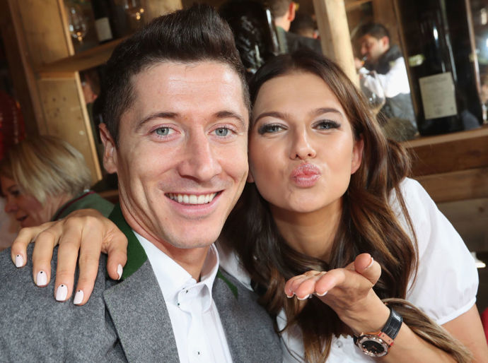  

V roce 2014 vydala Lewandowska svou první knihu „Żyj zdrowo i aktywnie z Anną Lewandowską“, ve které vybízí čtenáře, aby změnili své stravovací návyky. O dva roky později následovala další. 
