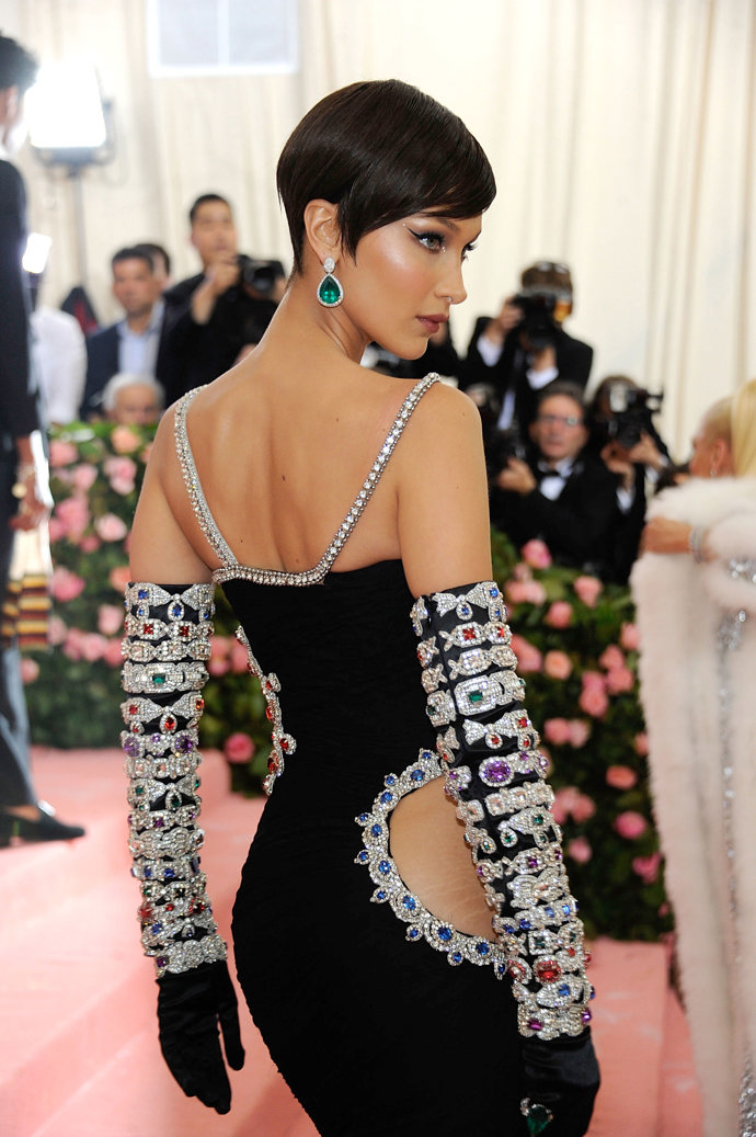 Za vším hledej Jeremyho Scotta. I za róbou pokrytou šperky a drahými kameny, kterou ve stejném roce oblékla Bella Hadid.
Za vším hledej Jeremyho Scotta. I za róbou pokrytou šperky a drahými kameny, kterou ve stejném roce oblékla Bella Hadid.