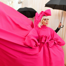 O pravděpodobně nejvelkolepější módní moment a nezapomenutelnou show se postarala Lady Gaga. Ta v roce 2019 předvedla look sestávající ze čtyř rób, které jí pomáhal přímo na slavnostních schodech přetvořit tým asistentů i sám návrhář Brandon Maxwell. Jen tak mimochodem, na YouTube existuje záznam jejího příjezdu, který trval bezmála 17 minut. Slovy: sedmnáct.
O pravděpodobně nejvelkolepější módní moment a nezapomenutelnou show se postarala Lady Gaga. Ta v roce 2019 předvedla look sestávající ze čtyř rób, které jí pomáhal přímo na slavnostních schodech přetvořit tým asistentů i sám návrhář Brandon Maxwell. Jen tak mimochodem, na YouTube existuje záznam jejího příjezdu, který trval bezmála 17 minut. Slovy: sedmnáct.