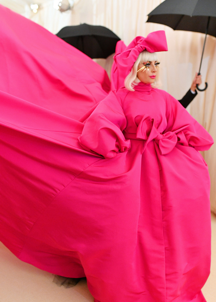 O pravděpodobně nejvelkolepější módní moment a nezapomenutelnou show se postarala Lady Gaga. Ta v roce 2019 předvedla look sestávající ze čtyř rób, které jí pomáhal přímo na slavnostních schodech přetvořit tým asistentů i sám návrhář Brandon Maxwell. Jen tak mimochodem, na YouTube existuje záznam jejího příjezdu, který trval bezmála 17 minut. Slovy: sedmnáct.
O pravděpodobně nejvelkolepější módní moment a nezapomenutelnou show se postarala Lady Gaga. Ta v roce 2019 předvedla look sestávající ze čtyř rób, které jí pomáhal přímo na slavnostních schodech přetvořit tým asistentů i sám návrhář Brandon Maxwell. Jen tak mimochodem, na YouTube existuje záznam jejího příjezdu, který trval bezmála 17 minut. Slovy: sedmnáct.