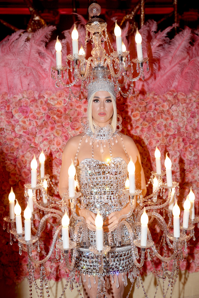 Rok 2019, tedy rok, kdy se Katy Perry na Met Gala přestrojila za svítící křišťálový lustr. Ten pro ni vytvořil Jeremy Scott. Netvařte se, že jste překvapeni.
Rok 2019, tedy rok, kdy se Katy Perry na Met Gala přestrojila za svítící křišťálový lustr. Ten pro ni vytvořil Jeremy Scott. Netvařte se, že jste překvapeni.