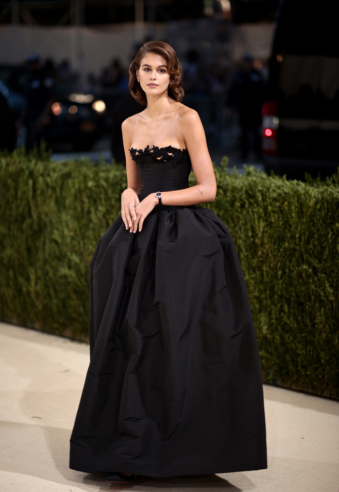 Svět v minulém roce okouzlila i jednoduchá elegance v podání mladičké modelky, která oblékla černé šaty Oscar de la Renta. Kaia Gerber tak vzdala hold Biance Jagger...
Svět v minulém roce okouzlila i jednoduchá elegance v podání mladičké modelky, která oblékla černé šaty Oscar de la Renta. Kaia Gerber tak vzdala hold Biance Jagger...