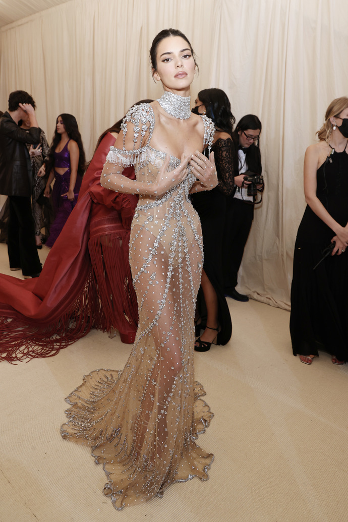 Podobně jako Zoë, i Kendall Jenner dress code edice minulého roku Met Gala pojala jako ‚‚naked dress‘‘ – k looku jí postačily jen a pouze šaty od Givenchy.
Podobně jako Zoë, i Kendall Jenner dress code edice minulého roku Met Gala pojala jako ‚‚naked dress‘‘ – k looku jí postačily jen a pouze šaty od Givenchy.