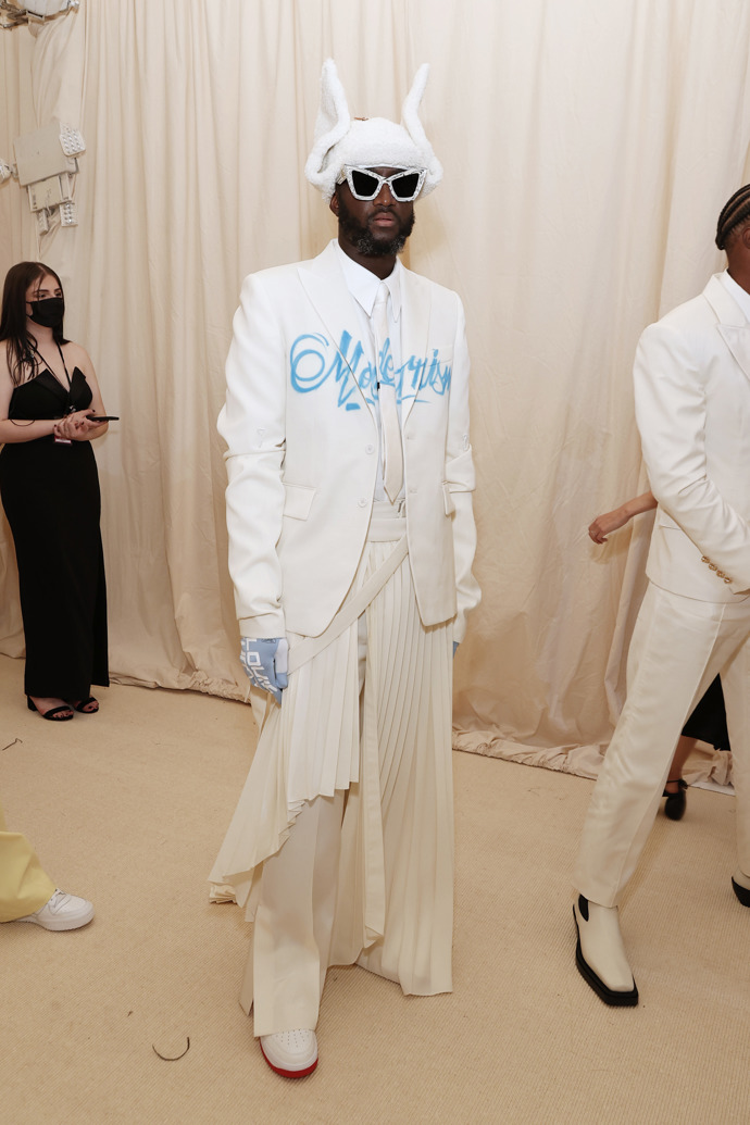 Virgil Abloh, který svůj kostým opět pojal po svém. Vyčníval mezi těmi muži, kteří se drželi v dobře známých vodách černobílé klasiky.
Virgil Abloh, který svůj kostým opět pojal po svém. Vyčníval mezi těmi muži, kteří se drželi v dobře známých vodách černobílé klasiky.