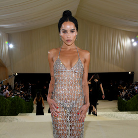 V roce 2021 oblékla ‚‚naked dress‘‘ i herečka Zoë Kravitz. Její róbu mnozí kritizovali právě pro přílišné odhalování, ovšem my trváme na tom, že si to hollywoodská diva může dovolit. Look totiž dokázala vynést se vší okázalostí a elegancí. Na svědomí jej měl módní mág Anthony Vaccarello.
V roce 2021 oblékla ‚‚naked dress‘‘ i herečka Zoë Kravitz. Její róbu mnozí kritizovali právě pro přílišné odhalování, ovšem my trváme na tom, že si to hollywoodská diva může dovolit. Look totiž dokázala vynést se vší okázalostí a elegancí. Na svědomí jej měl módní mág Anthony Vaccarello.