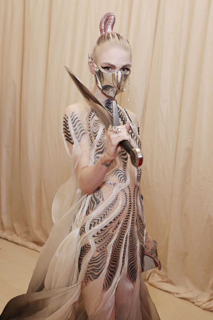 Na cestu se ve stejném roce vydala i hudebnice Grimes. Ovšem jak už je u ní zvykem, na cestu do daleké budoucnosti v looku od Iris van Herpen.
Na cestu se ve stejném roce vydala i hudebnice Grimes. Ovšem jak už je u ní zvykem, na cestu do daleké budoucnosti v looku od Iris van Herpen.