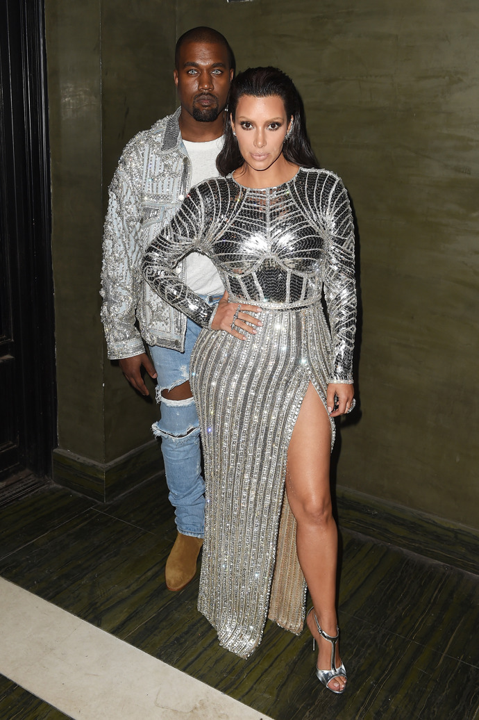 Kim Kardashian si módních momentů na Met Gala užila mnoho. Zde po boku tehdejšího manžela. Ona a Kanye West nejednou předvedli originální outfity. Nejdokonalejší sladění předvedla Kim však až v roce 2021, vzpomeňme si na její od hlavy po paty černý outfit, který sladila s jeho strůjcem, kreativním ředitelem Balenciaga Demnou Gvasaliou.
Kim Kardashian si módních momentů na Met Gala užila mnoho. Zde po boku tehdejšího manžela. Ona a Kanye West nejednou předvedli originální outfity. Nejdokonalejší sladění předvedla Kim však až v roce 2021, vzpomeňme si na její od hlavy po paty černý outfit, který sladila s jeho strůjcem, kreativním ředitelem Balenciaga Demnou Gvasaliou.