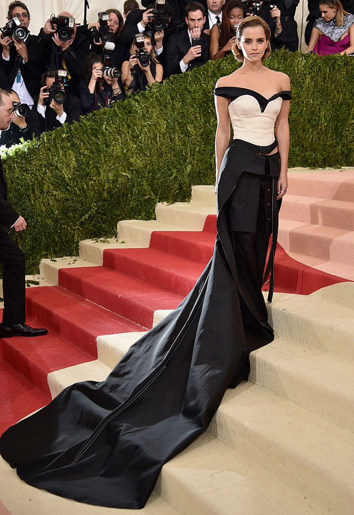 Emma Watson v kalhotovém kostýmu od Calvin Klein na Met Gala Manus x Machina: Fashion In An Age Of Technology v roce 2016
