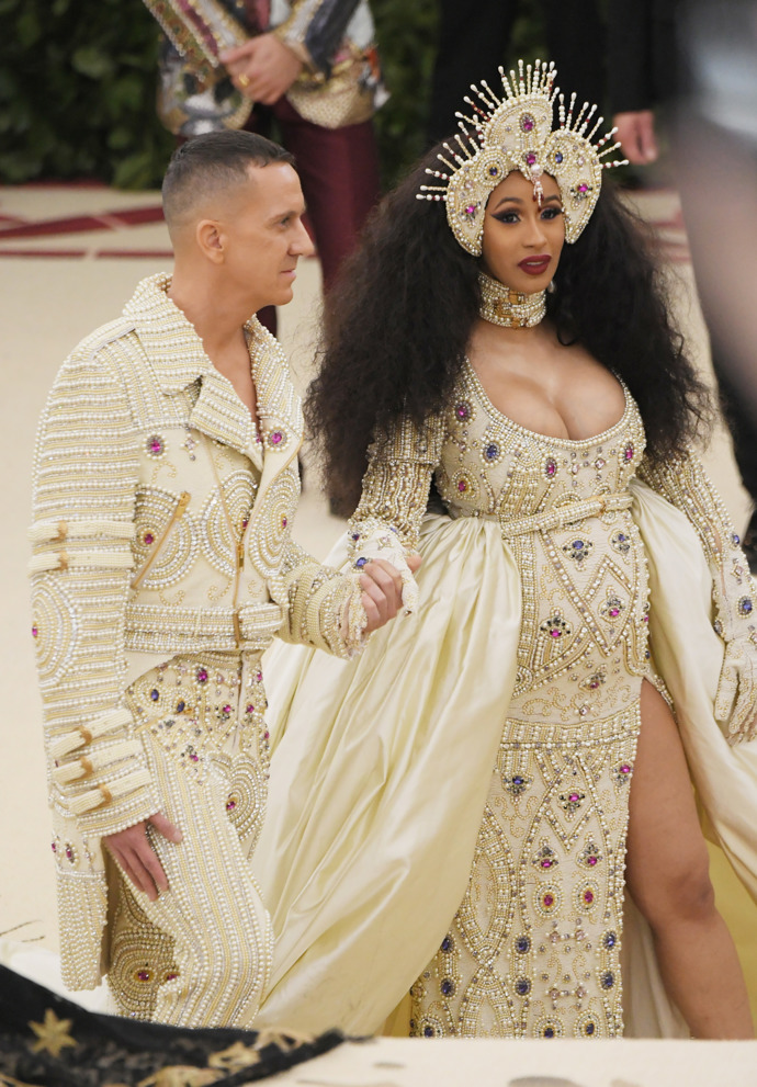 Cardi B společně s Jeremym Scottem, oba oděni v outfitech od Moschino. Společně ukázali svůj pohled na téma zastřešující Met Gala večer v roce 2018, ‚‚Heavenly Bodies: Fashion & The Catholic Imagination‘‘.
Cardi B společně s Jeremym Scottem, oba oděni v outfitech od Moschino. Společně ukázali svůj pohled na téma zastřešující Met Gala večer v roce 2018, ‚‚Heavenly Bodies: Fashion & The Catholic Imagination‘‘.
