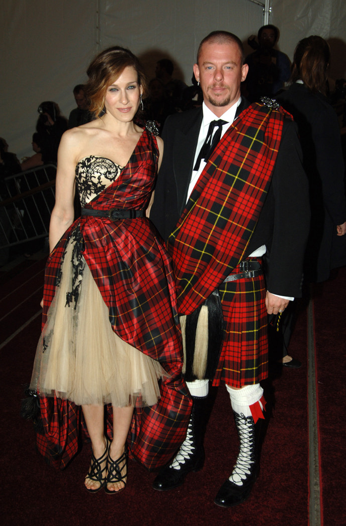 Sarah Jessica Parker a velký módní moment, část první: Rok 2008, Alexander McQueen a šaty od... Alexandra McQueena. Dokonalé pojetí tématu ‚‚AngloMania‘‘.
Sarah Jessica Parker a velký módní moment, část první: Rok 2008, Alexander McQueen a šaty od... Alexandra McQueena. Dokonalé pojetí tématu ‚‚AngloMania‘‘.