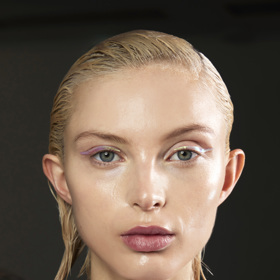  

Grafické linky mohou mít spoustu podob – například na přehlídce Giambattista Valli vizážisté modelkám rovnou nalepili namísto kresby linek holografické fólie. 
