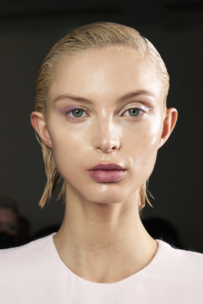  

Grafické linky mohou mít spoustu podob – například na přehlídce Giambattista Valli vizážisté modelkám rovnou nalepili namísto kresby linek holografické fólie. 
