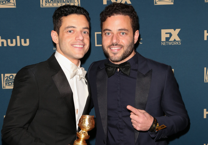Oscarový herec Rami Malek, který se stal známým díky ztvárnění Freddieho Mercuryho ve snímku Bohemian Rhapsody, má bratra Samiho a starší sestru Yasmine. Malekovo identické dvojče Sami pracuje jako učitel, Yasmine působí jako lékařka.
Oscarový herec Rami Malek, který se stal známým díky ztvárnění Freddieho Mercuryho ve snímku Bohemian Rhapsody, má bratra Samiho a starší sestru Yasmine. Malekovo identické dvojče Sami pracuje jako učitel, Yasmine působí jako lékařka.