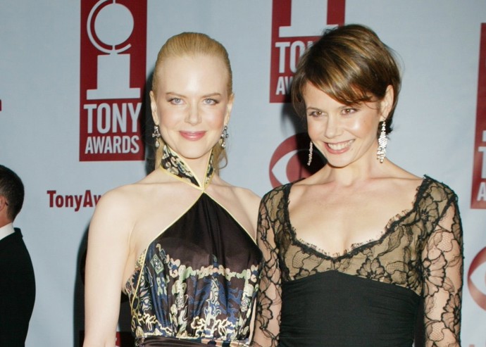Nicole a Antonia Kidman byly společně spatřeny sporadicky. Na červeném koberci se spolu objevily například na cenách Tony v roce 2004. Zatímco Nicole se stala jednou z nejlepších a nejlépe placených hereček světa, mladší Antonia je australská novinářka a televizní moderátorka. Sestry dělí tříletý věkový rozdíl.
Nicole a Antonia Kidman byly společně spatřeny sporadicky. Na červeném koberci se spolu objevily například na cenách Tony v roce 2004. Zatímco Nicole se stala jednou z nejlepších a nejlépe placených hereček světa, mladší Antonia je australská novinářka a televizní moderátorka. Sestry dělí tříletý věkový rozdíl.
