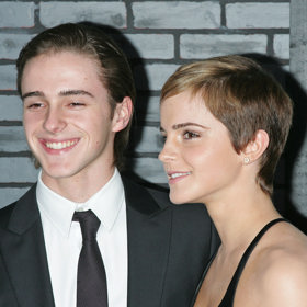Emma Watson se svým mladším bratrem Alexem, který se živí jako model a herec. Společně vyrazili v roce 2010 na premiéru první části filmu Harry Potter a Relikvie smrti. Sourozence dělí tříletý věkový rozdíl.
Emma Watson se svým mladším bratrem Alexem, který se živí jako model a herec. Společně vyrazili v roce 2010 na premiéru první části filmu Harry Potter a Relikvie smrti. Sourozence dělí tříletý věkový rozdíl.