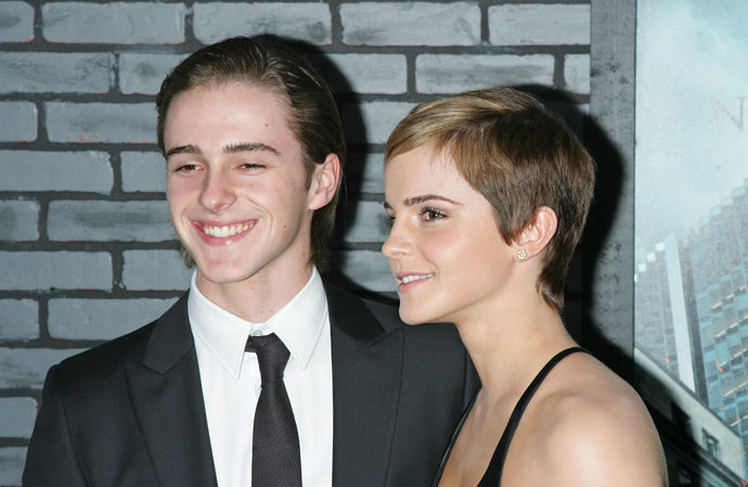 Emma Watson se svým mladším bratrem Alexem, který se živí jako model a herec. Společně vyrazili v roce 2010 na premiéru první části filmu Harry Potter a Relikvie smrti. Sourozence dělí tříletý věkový rozdíl.
Emma Watson se svým mladším bratrem Alexem, který se živí jako model a herec. Společně vyrazili v roce 2010 na premiéru první části filmu Harry Potter a Relikvie smrti. Sourozence dělí tříletý věkový rozdíl.