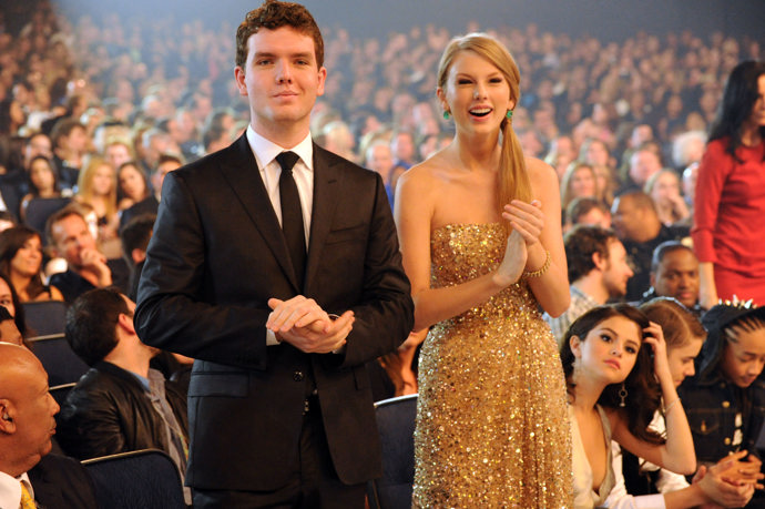 Třicetiletý bratr zpěvačky Taylor Swift se živí jako herec. Objevil se například ve filmu Skrytý nepřítel, Pod rouškou noci či Braking for Whales.
Třicetiletý bratr zpěvačky Taylor Swift se živí jako herec. Objevil se například ve filmu Skrytý nepřítel, Pod rouškou noci či Braking for Whales.