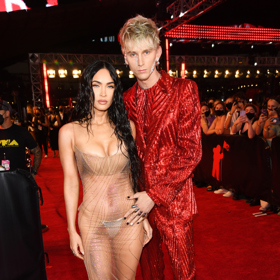  

Megan Fox na předávání cen MTV Video Music Awards dorazila v průsvitných šatech od značky Mugler.
