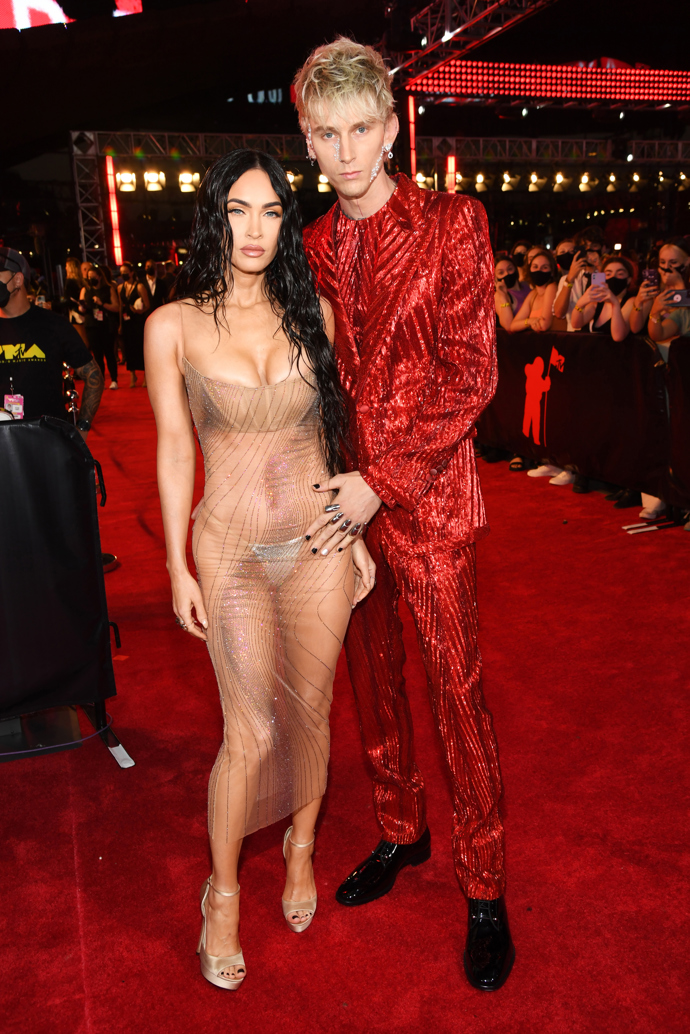 

Megan Fox na předávání cen MTV Video Music Awards dorazila v průsvitných šatech od značky Mugler.
