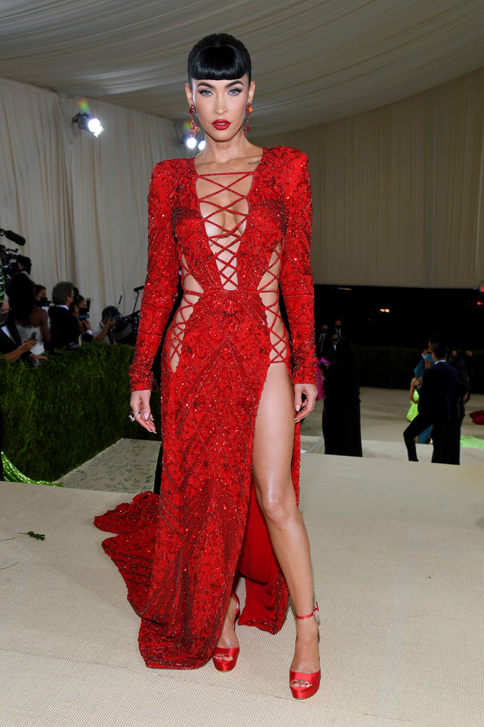  

Na MET Gala zvolila Megan Fox sexy šaty od značky Dundas. V rudé róbě nechala vyniknout své křivky.
