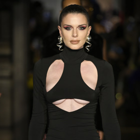 Julia Fox například oblékla na přehlídce Laquan Smith černé šaty odhalující její ňadra. Jen ráno poté, co svět obeznámila se svým rozchodem s Kanye Westem.
Julia Fox například oblékla na přehlídce Laquan Smith černé šaty odhalující její ňadra. Jen ráno poté, co svět obeznámila se svým rozchodem s Kanye Westem.