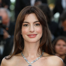  

Anne Hathaway, ozdobena šperkem Bulgari. Odhalila na červeném koberci novou kolekci vysokého šperkařství ‚‚Bulgari Eden The Garden of Wonders.‘‘
