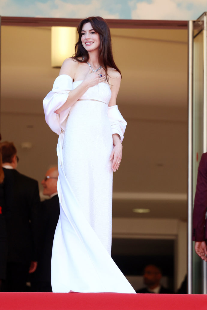  

Anne Hathaway v šatech Armani Privé a špercích Bulgari
