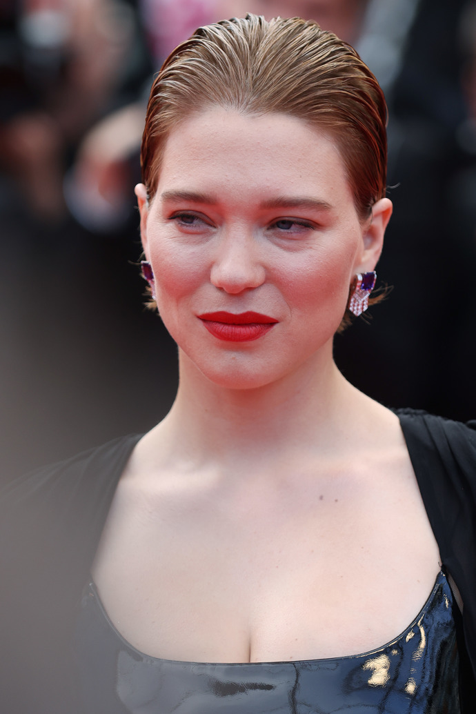 

Že na červený koberec není potřeba mnoho ukazuje decentními náušnicemi francouzská herečka Léa Seydoux.

