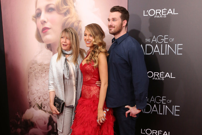 Čtyřiatřicetiletá herečka Blake Lively, známá především díky seriálu Super Drbna a vztahu s hercem Ryanem Reynoldsem, má hned čtyři sourozence - Robyn, Lori, Jasona a Erica. Na červeném koberci se v roce 2015 po boku svého bratra Erica a matky Elaine objevila na premiéře filmu Věčně mladá. Všichni sourozenci hollywodské hvězdy se věnovali či věnují herectví, slávu jako má Blake však nezažili.
Čtyřiatřicetiletá herečka Blake Lively, známá především díky seriálu Super Drbna a vztahu s hercem Ryanem Reynoldsem, má hned čtyři sourozence - Robyn, Lori, Jasona a Erica. Na červeném koberci se v roce 2015 po boku svého bratra Erica a matky Elaine objevila na premiéře filmu Věčně mladá. Všichni sourozenci hollywodské hvězdy se věnovali či věnují herectví, slávu jako má Blake však nezažili.