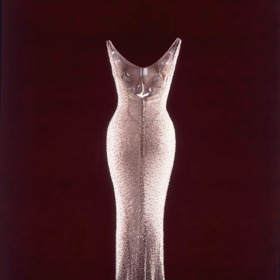 Nemůžeme opomenout ikonický okamžik, kdy Marilyn Monroe v průhledných šatech v roce 1962 zazpívala k narozeninám prezidentovi J. F. Kennedymu. Mimochodem, jsou to jedny a ty samé šaty, které letos oblékla Kim Kardashian na Met Gala a sklidila za ně obdivné ovace i vlnu kritiky. Zatímco jedni gesto vyzdvihovali, druzí namítali, že tyto šaty patří do muzea a Kim jich není hodna.
Nemůžeme opomenout ikonický okamžik, kdy Marilyn Monroe v průhledných šatech v roce 1962 zazpívala k narozeninám prezidentovi J. F. Kennedymu. Mimochodem, jsou to jedny a ty samé šaty, které letos oblékla Kim Kardashian na Met Gala a sklidila za ně obdivné ovace i vlnu kritiky. Zatímco jedni gesto vyzdvihovali, druzí namítali, že tyto šaty patří do muzea a Kim jich není hodna.
