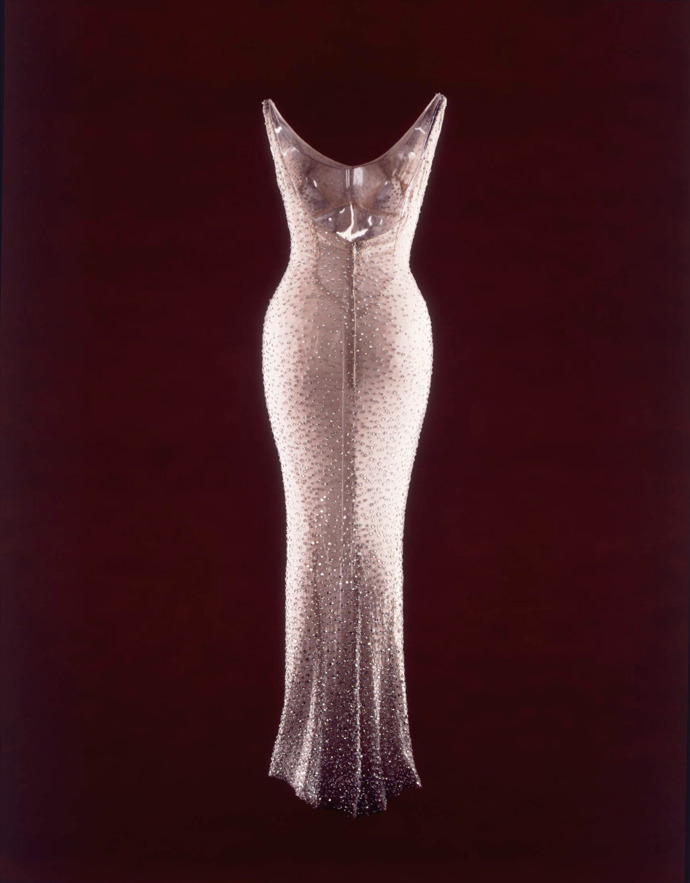  

Nemůžeme opomenout ikonický okamžik, kdy Marilyn Monroe v průhledných šatech v roce 1962 zazpívala k narozeninám prezidentovi J. F. Kennedymu. Mimochodem, jsou to jedny a ty samé šaty, které letos oblékla Kim Kardashian na Met Gala a sklidila za ně obdivné ovace i vlnu kritiky. Zatímco jedni gesto vyzdvihovali, druzí namítali, že tyto šaty patří do muzea a Kim jich není hodna. 
