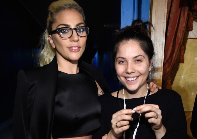 Devětadvacetiletá americká módní návrhářka a stylistka Natali Veronica Germanotta je mladší sestrou zpěvačky a herečky Lady Gaga, která letos oslavila šestatřicáté narozeniny. Natali se boku své slavné sestry objevila v klipu k písni Telephone. Tu Gaga nazpívala společně s Beyoncé.
Devětadvacetiletá americká módní návrhářka a stylistka Natali Veronica Germanotta je mladší sestrou zpěvačky a herečky Lady Gaga, která letos oslavila šestatřicáté narozeniny. Natali se boku své slavné sestry objevila v klipu k písni Telephone. Tu Gaga nazpívala společně s Beyoncé.