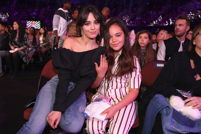 Zpěvačka Camila Cabello má mladší sestru Sofii, která by ráda následovala svou sestru a stala se známou hudební hvězdou. Camilu a Sofii dělí velký věkový rozdíl. Zatímco Camila se narodila v roce 1997, její sestra až o deset let později v roce 2007.
Zpěvačka Camila Cabello má mladší sestru Sofii, která by ráda následovala svou sestru a stala se známou hudební hvězdou. Camilu a Sofii dělí velký věkový rozdíl. Zatímco Camila se narodila v roce 1997, její sestra až o deset let později v roce 2007.