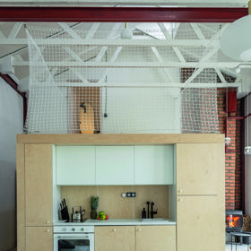 Kuchyni si postavil Jakub s tátou, který je vyučený truhlář. Základ je z Ikea a obložení vyrobili truhláři podle návrhu architektů jako skládačku z překližky. Z levé strany je do boxu zabudovaná koupelná a schody, které vedou do horní ložnice. Vedle koupelny je pak ještě druhá ložnice v přízemí. Vpravo se můžete zachumlot do útulného sezení, která je zasazené přímo do boxu s výhledem na kamna a zahradu.
Kuchyni si postavil Jakub s tátou, který je vyučený truhlář. Základ je z Ikea a obložení vyrobili truhláři podle návrhu architektů jako skládačku z překližky. Z levé strany je do boxu zabudovaná koupelná a schody, které vedou do horní ložnice. Vedle koupelny je pak ještě druhá ložnice v přízemí. Vpravo se můžete zachumlot do útulného sezení, která je zasazené přímo do boxu s výhledem na kamna a zahradu.