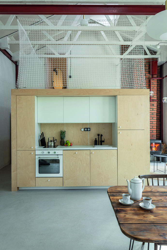  

Kuchyni si postavil Jakub s tátou, který je vyučený truhlář. Základ je z Ikea a obložení vyrobili truhláři podle návrhu architektů jako skládačku z překližky. Z levé strany je do boxu zabudovaná koupelná a schody, které vedou do horní ložnice. Vedle koupelny je pak ještě druhá ložnice v přízemí. Vpravo se můžete zachumlot do útulného sezení, která je zasazené přímo do boxu s výhledem na kamna a zahradu. 
