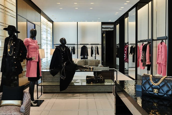  

Výjimečné pozornosti se pak dostává především kolekci CHANEL Métiers d’art 2021/22, která byla prve odhalena v prosinci minulého roku v prostoru le19M, sdružujícím spřátelené ateliéry domu. Kolekce ještě o něco více než jiné vyzdvihuje tradiční řemeslné techniky a unikátní know-how, které jsou pro její produkci zapotřebí. I ji si můžete v impozantních kulisách nového butiku zblízka prohlédnout. 
