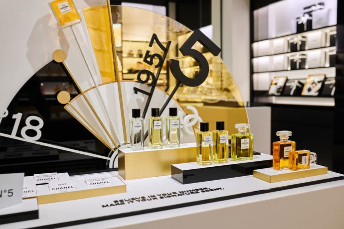  

Svou speciální sekci zde má i beauty. Prostor věnovaný liniím Fragrance & Beauty představuje na jednom místě celé portfolio parfémů, make-upu a skincare.
