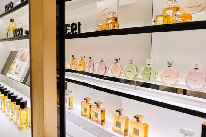  

Nechybí zde ani vůbec nejnovější přírůstek v portfoliu parfémů PARIS-PARIS, ale ani celá barevná paleta kolekce make-upu LES BEIGES nebo nové celostní beauty řady N°1 DE CHANEL.
