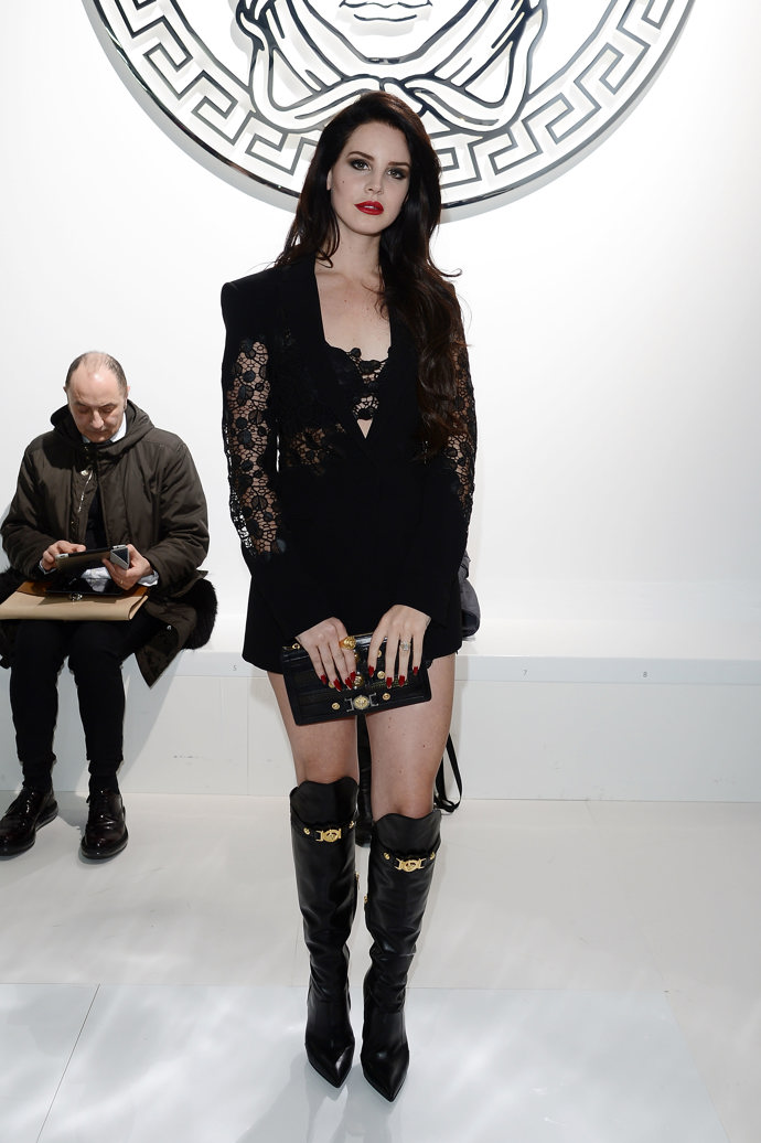  

Lana Del Rey na přehlídce Versace v roce 2013

