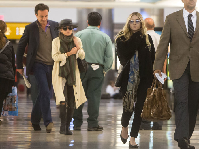  

Mary Kate Olsen, Olivier Sarkozy a Ashley Olsen v roce 2013
