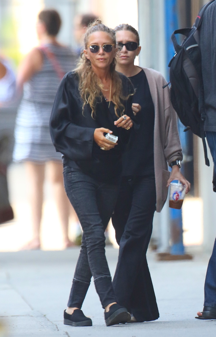  

Mary-Kate Olsen a Ashley Olsen v roce 2015

