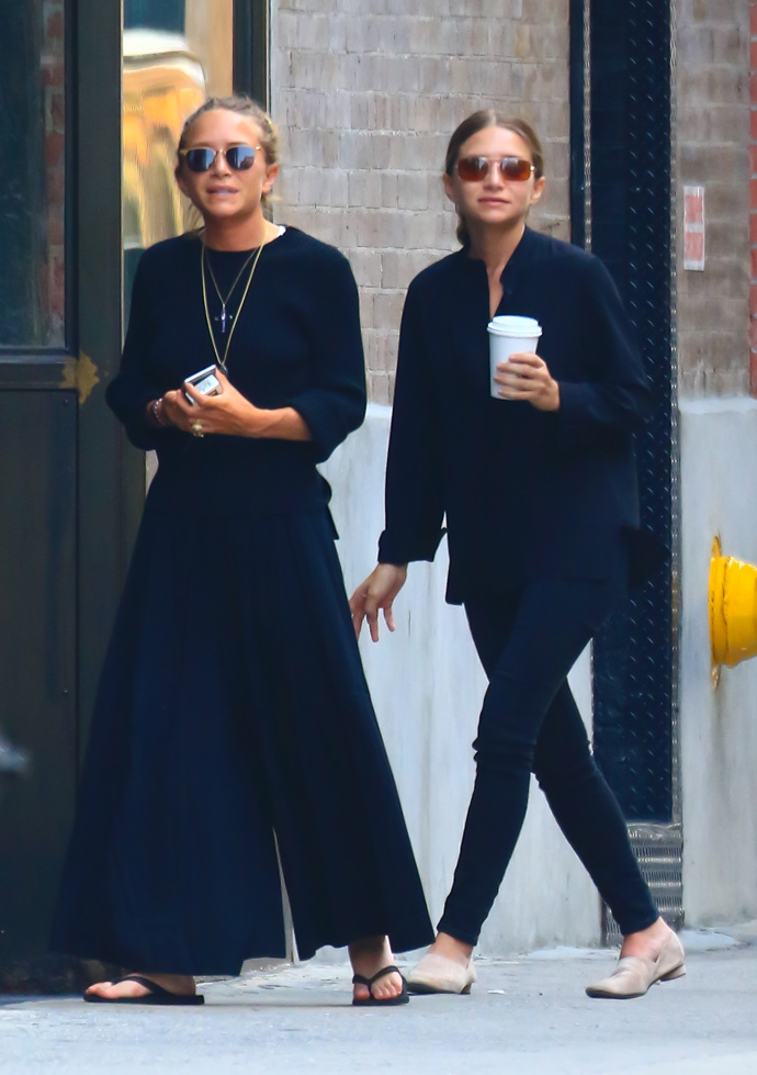  

Mary-Kate Olsen a Ashley Olsen v roce 2015 
